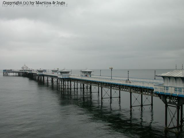 dscn0080.jpg - Ein klassischer viktorianischer Pier f�hrt in einem "der" englischen Badeorte, Llandudno, ins Meer.